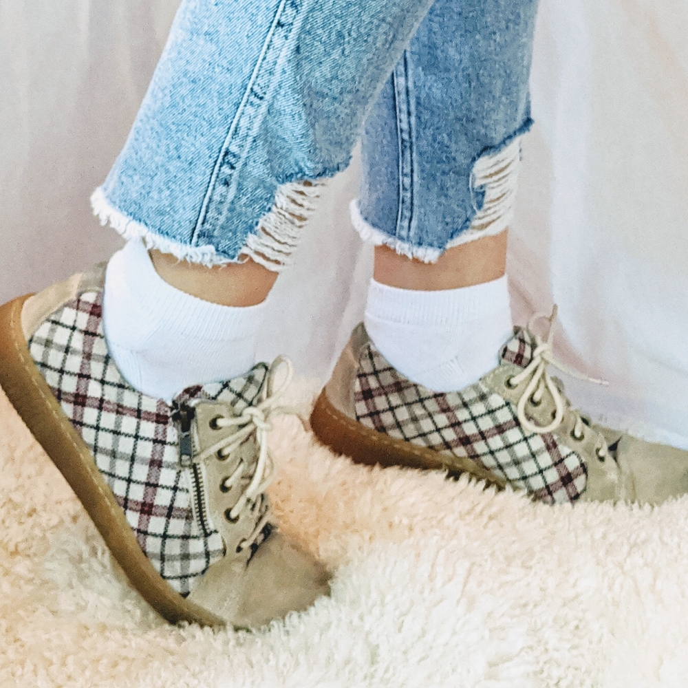 Born tamara sneaker in plaid Sz 7.5